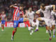 El delantero argentino del Atlético de Madrid Julián Álvarez (i) y el defensa del Girona Daley Blind (d) durante el partido de la segunda jornada de Liga de Primera División que Atlético de Madrid y Girona disputan esta tarde en el Civitas Metropolitano, en Madrid. EFE/Mariscal