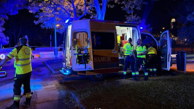 Efectivos del SAMUR atienden en Madrid a un joven con varias heridas por arma blanca en cabeza, piernas y brazo derecho. EFE/  Instagram Emergencias Madrid 
SOLO USO EDITORIAL/SOLO DISPONIBLE PARA ILUSTRAR LA NOTICIA QUE ACOMPAÑA (CRÉDITO OBLIGATORIO)
