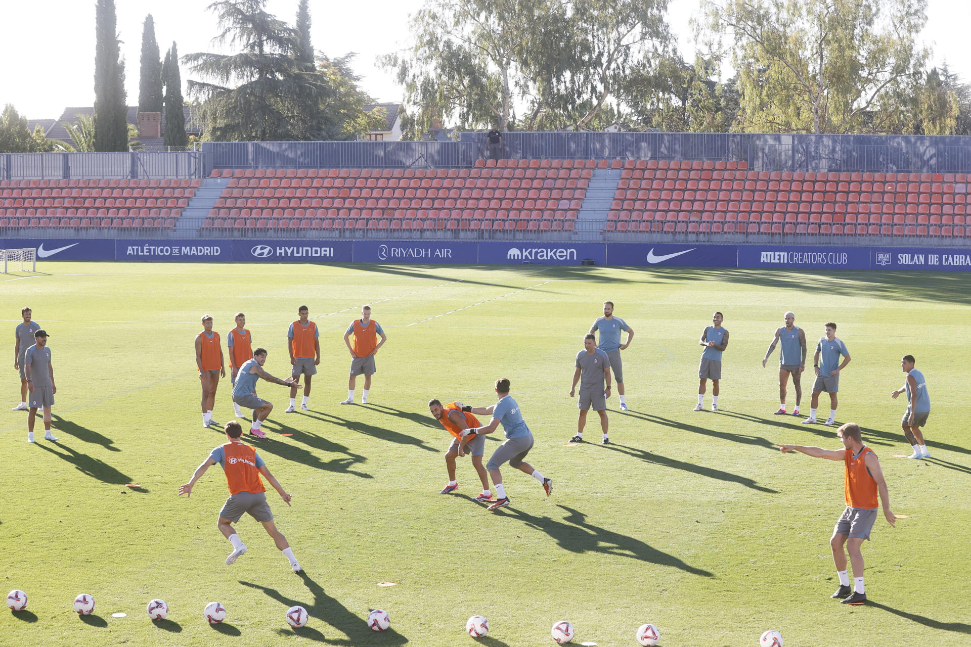 Los jugadores del Atlético de Madrid, durante el entrenamiento. EFE/Fernando Alvarado
