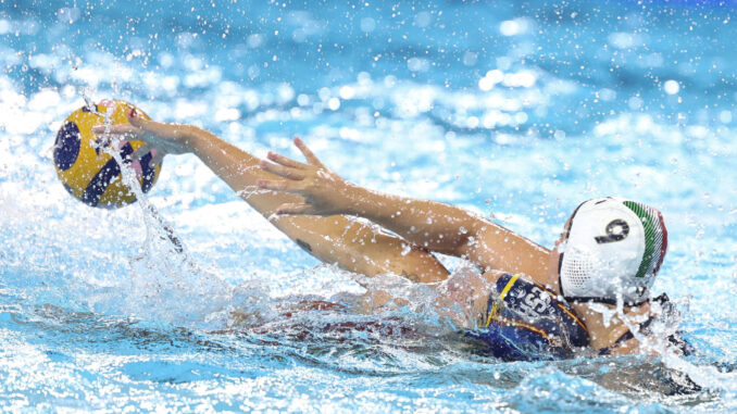 La boya italiana Valeria Palmieri (d) ante el equipo español durante el partido de waterpolo de la ronda preliminar, grupo B, entre Italia y España, de los Juegos Olímpicos París 2024, este domingo en Saint Denis, Francia.  EFE/ Kiko Huesca
