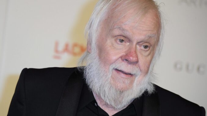 Fotografía de archivo del 5 de noviembre de 2011 del artista estadounidense John Baldessari en la gala del Museo del condado de Los Ángeles de Arte (LACMA) en Los Ángeles (EE.UU.). EFE/ Paul Buck
