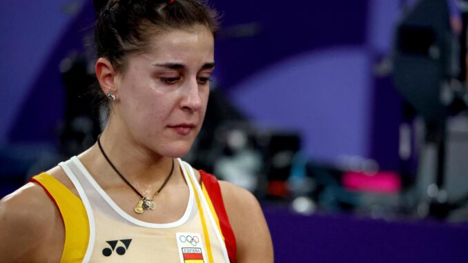 Carolina Marin tras retirarse del partido de semifinales. EFE/EPA/DIVYAKANT SOLANKI
