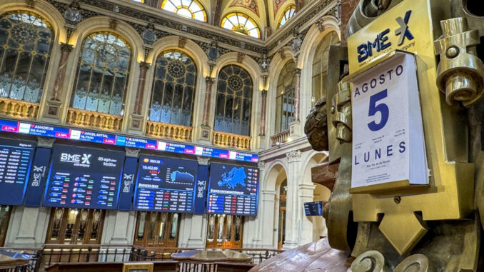 Imagen de este lunes de la Bolsa de Madrid, que cierra con fuertes pérdidas del 2,34 %, hasta los 10.423,4 puntos, el mayor retroceso desde marzo, ante el temor de recesión en Estados Unidos. EFE/ Ana Bornay
