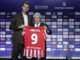 El delantero noruego Alexander Sorloth junto al presidente del Atlético de Madrid, Enrique Cerezo (d), en la presentación del jugador en el Civitas Metropolitano. EFE/ Sergio Pérez