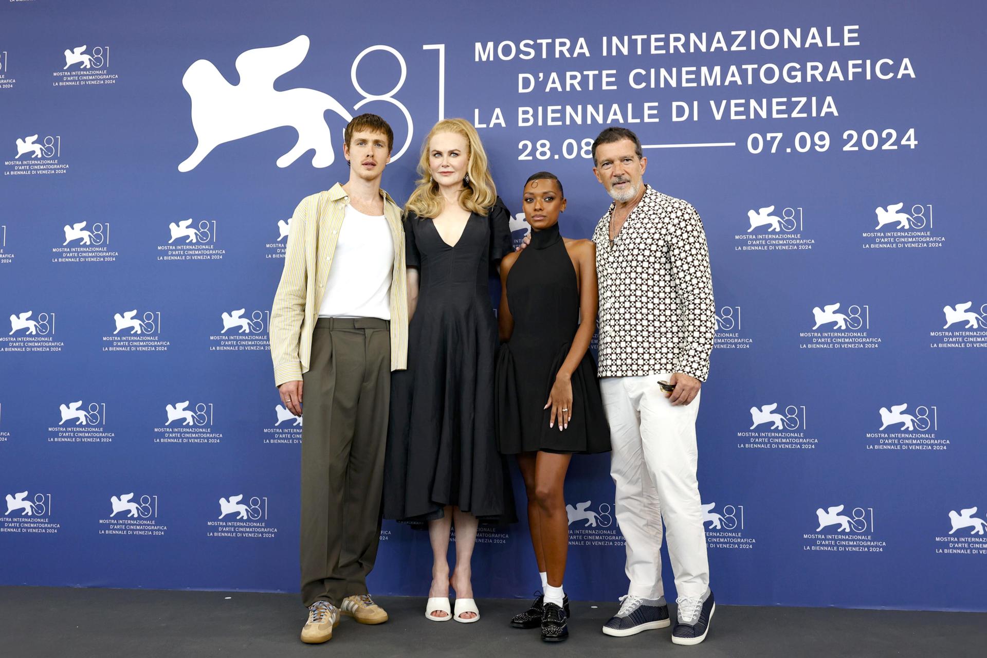 (De izq. a der.) El actor británico Harris Dickinson, la actriz australiana Nicole Kidman, la actriz australiana Sophie Wilde y el actor español Antonio Banderas posan en un photocall para 'Babygirl' durante el Festival de Cine de Venecia, en Venecia, Italia, el 30 de agosto de 2024. La película se presenta en la competición oficial 'Venezia 81' del festival que se celebra del 28 de agosto al 7 de septiembre de 2024. (Cine, Italia, Niza, Venecia) EFE/EPA/FABIO FRUSTAC
