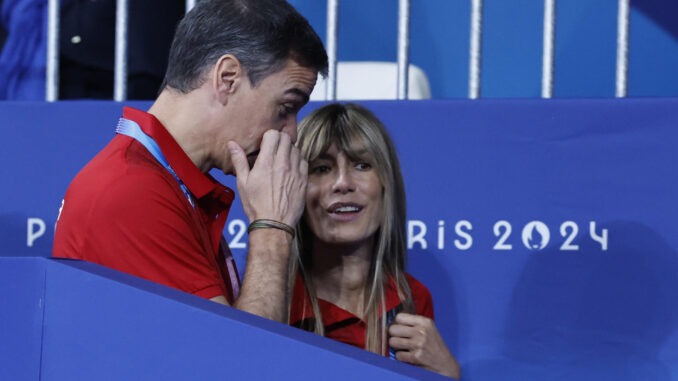 El presidente del Gobierno, Pedro Sánchez, junto a su mujer Begoña Gómez, durante la competición de judo de los Juegos Olímpicos París 2024 este pasado sábado. EFE/ Chema Moya
