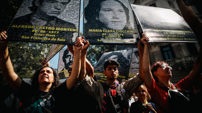 Fotografía de archivo del 24 de marzo de 2024 de manifestantes que muestran retratos de víctimas de la dictadura mientras marchan con motivo del Día de la Memoria, a propósito del golpe de Estado que instauró la última dictadura militar de Argentina (1976-1983), en Buenos Aires (Argentina). EFE/ Juan Ignacio Roncoroni
