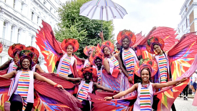 Cientos de personas se dieron cita este domingo en el arranque oficial del carnaval de Notting Hill, en el oeste de Londres. EFE/ Guillermo Garrido
