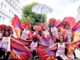 Cientos de personas se dieron cita este domingo en el arranque oficial del carnaval de Notting Hill, en el oeste de Londres. EFE/ Guillermo Garrido