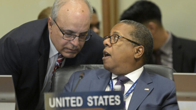 El embajador de Estados Unidos ante la Organización de Estados Americanos (i), y el representante del Departamento de Estado para América Latina, Brian Nichols, participan en una sesión extraordinaria de la OEA, este miércoles en Washington (Estados Unidos). EFE/ Lenin Nolly
