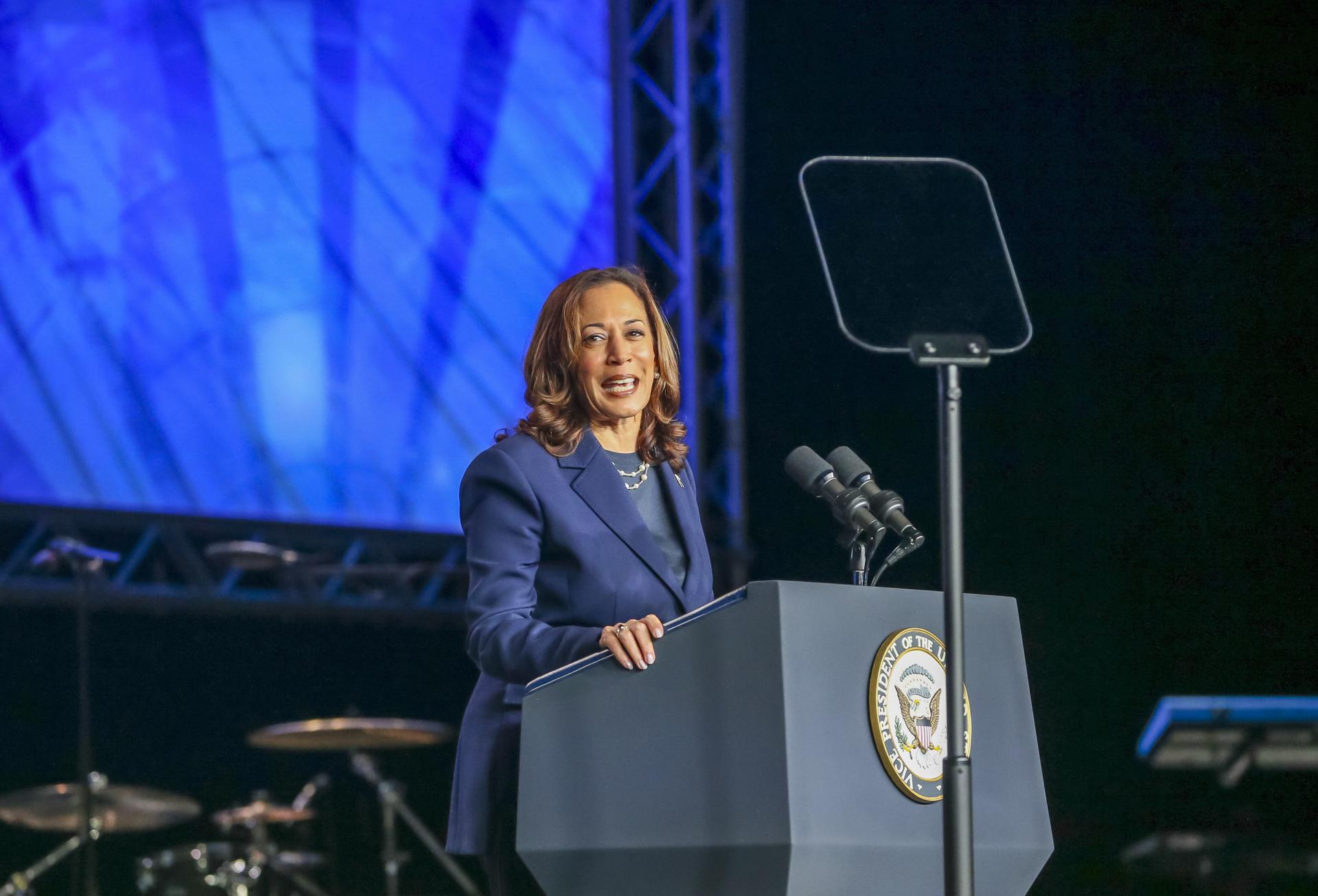 La vicepresidenta de EE.UU., Kamala habla con miembros de la hermandad históricamente negra, Sigma Gamma Rho en Houston (EE.UU.). EFE/EPA/LESLIE PLAZA JOHNSON
