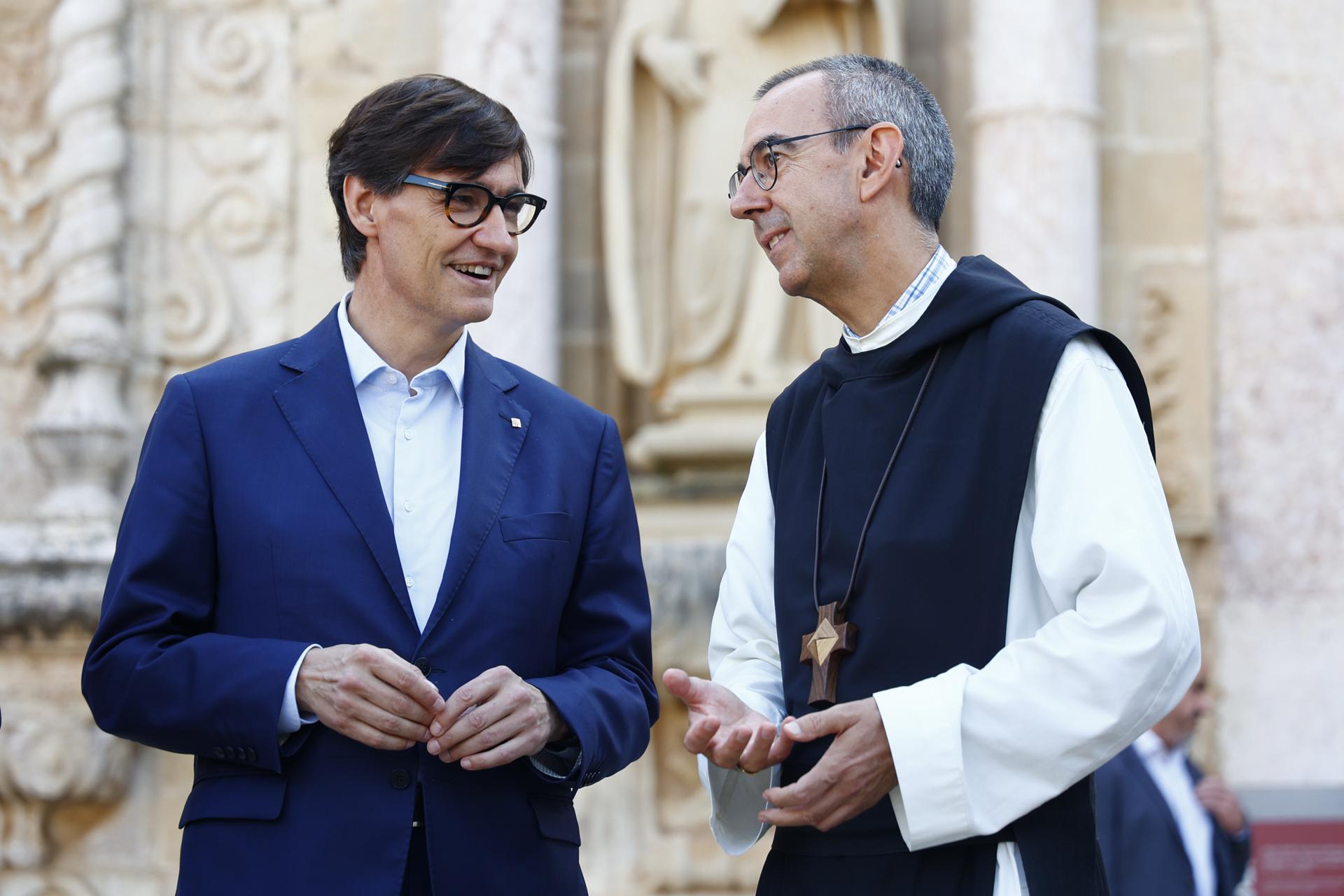 El presidente de la Generalitat, Salvador Illa (c), y los 16 consellers de su gobierno han llegado este viernes al Monasterio de Poblet (Tarragona) para celebrar las jornadas de trabajo en las que el nuevo ejecutivo socialista fijará la hoja de ruta del mandato. En la imagen el presidente habla con el Abad del Monasterio de Poblet (Barcelona), Rafael Barruè (d).EFE/ Quique García
