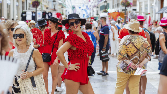 Una joven posa en la plaza de la Constitución en la Feria del centro de Málaga que termina este sábado. EFE/Carlos Díaz
