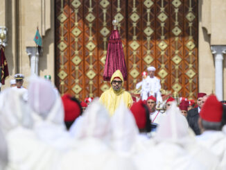 Cientos de notables, electos y responsables designados que representan las doce regiones de Marruecos rindieron este miércoles pleitesía al rey Mohamed VI en la tradicional ceremonia de la 'beia', celebrada en la ciudad septentrional marroquí de Tetuán.EFE/ Driss BenMalek/MAP SOLO USO EDITORIAL/SOLO DISPONIBLE PARA ILUSTRAR LA NOTICIA QUE ACOMPAÑA (CRÉDITO OBLIGATORIO)