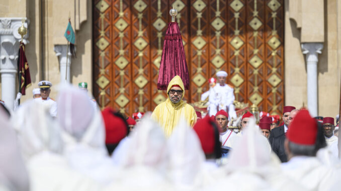 Cientos de notables, electos y responsables designados que representan las doce regiones de Marruecos rindieron este miércoles pleitesía al rey Mohamed VI en la tradicional ceremonia de la 'beia', celebrada en la ciudad septentrional marroquí de Tetuán.EFE/ Driss BenMalek/MAP SOLO USO EDITORIAL/SOLO DISPONIBLE PARA ILUSTRAR LA NOTICIA QUE ACOMPAÑA (CRÉDITO OBLIGATORIO)
