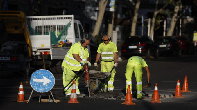 Trabajadores en el centro de Madrid este viernes. EFE/ Mariscal
