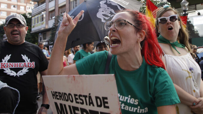 Varios centenares de personas, 1.200 según la Policía Nacional, han participado este jueves en Gijón en la manifestación convocada por la plataforma Asturies Antitaurina para reclamar la abolición de las corridas de toros, en coincidencia con la primera jornada de la feria de Begoña. EFE/Juan González.
