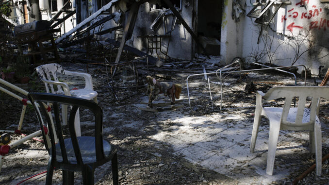 Fotografía de archivo de una de las casas destruidas en el kibbutz de Nir Oz, donde el pasado 7 de octubre Hamás secuestro en esta comunidad a más de 100 personas y mató a unas 40.  EFE/ Patricia Martínez Sastre
