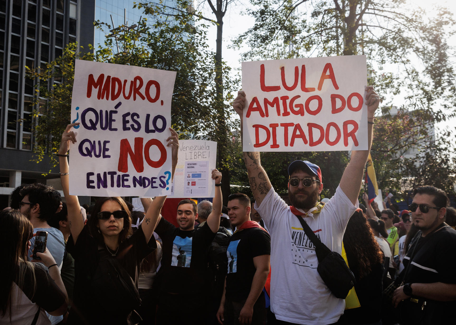 Ciudadanos venezolanos que residen en Brasil participan en una protesta este sábado, para rechazar los resultados de las elecciones celebradas el 28 julio, en Sao Paulo (Brasil). EFE/ Isaac Fontana
