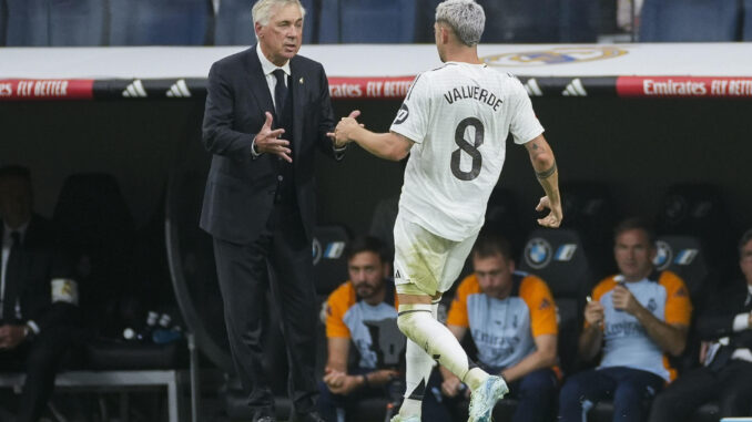 El centrocampista uruguayo del Real Madrid Fede Valverde celebra con Carlo Ancelotti (i) el gol marcado ante el Real Valladolid.EFE/Borja Sánchez-Trillo
