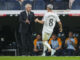 El centrocampista uruguayo del Real Madrid Fede Valverde celebra con Carlo Ancelotti (i) el gol marcado ante el Real Valladolid.EFE/Borja Sánchez-Trillo