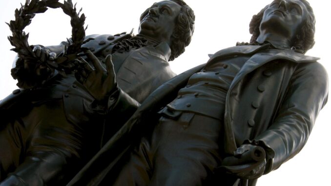 Imagen de archivo de la estatua de bronce que representa a Goethe y Schiller en la "Theaterplatz" de Weimar, Alemania. EFE/Martin Schutt
