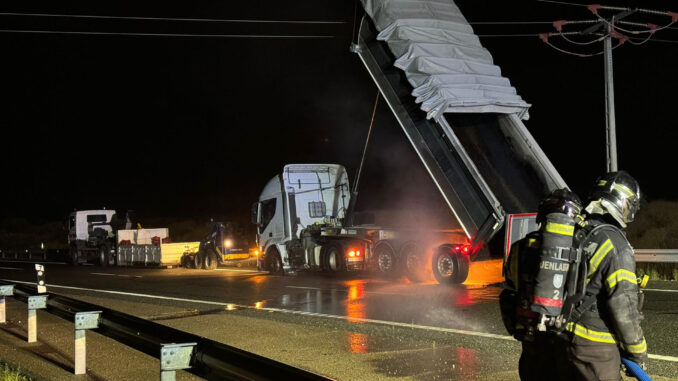 Un trabajador de 22 años murió en la noche de este jueves en un accidente laboral ocurrido en las obras de asfaltado de la R-5, en Móstoles, al resultar electrocutado al golpear el volquete que manejaba contra unos cables de alta tensión. Fuentes de Emergencias 112 han informado de que el accidente ha ocurrido poco antes de las 12 de la noche de en las obras que se realizan a la altura del kilómetro 12 de la carretera radial, en sentido salida de Madrid. EFE/SUMMA 112  *****SOLO USO EDITORIAL/SOLO DISPONIBLE PARA ILUSTRAR LA NOTICIA QUE ACOMPAÑA (CRÉDITO OBLIGATORIO) *****
