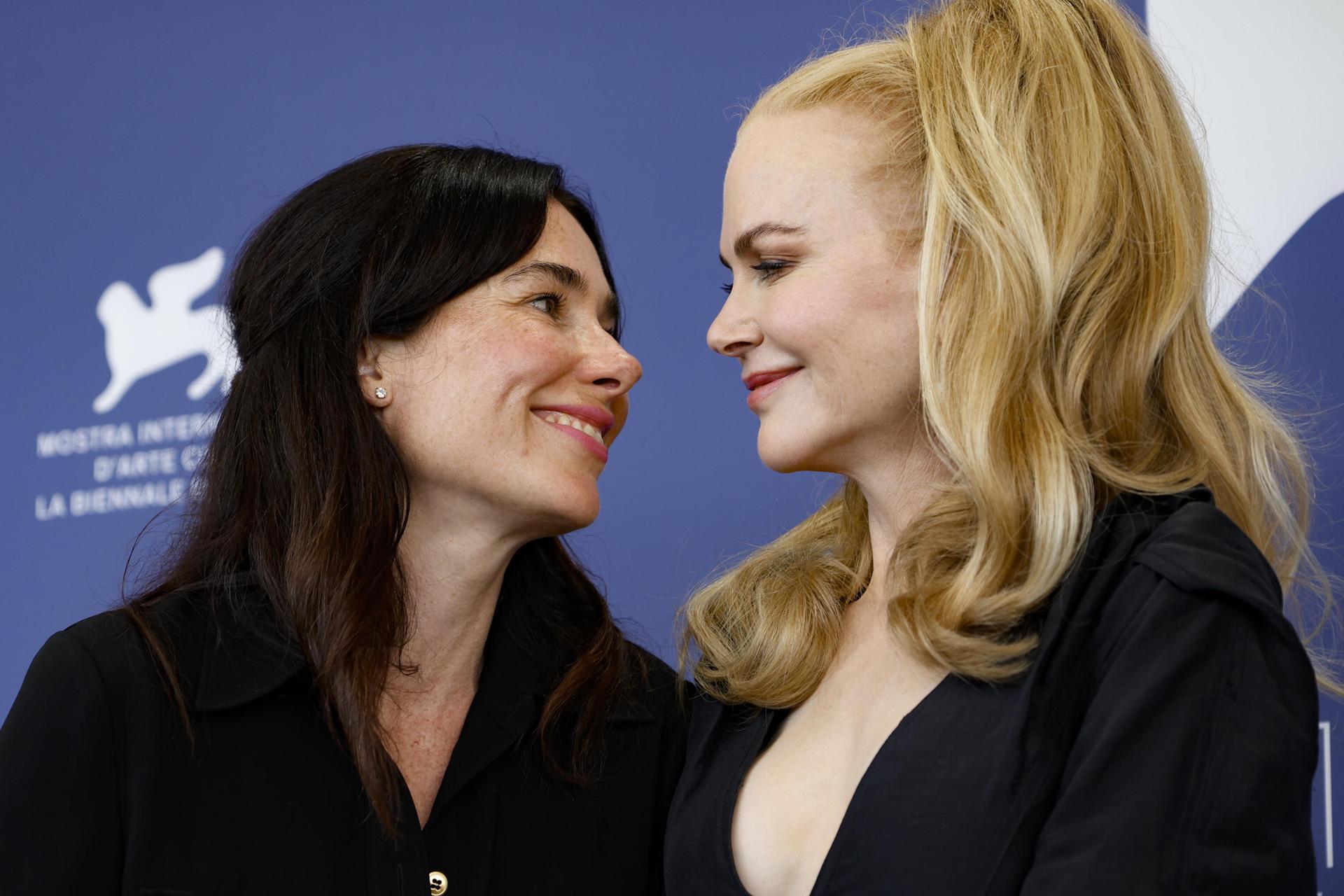 La directora holandesa Halina Reijn (izq.) y la actriz australiana-estadounidense Nicole Kidman posan en una sesión fotográfica para 'Babygir' durante el Festival de Cine de Venecia, en Venecia, Italia, el 30 de agosto de 2024. La película se presenta en la competición oficial 'Venezia 81' del festival que se celebra del 28 de agosto al 7 de septiembre de 2024. (Cine, Italia, Niza, Venecia) EFE/EPA/FABIO FRUSTAC
