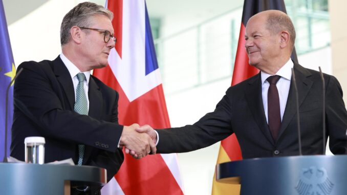 El canciller alemán Olaf Scholz (d) estrecha la mano al primer ministro británico Keir Starmer (i) durante una conferencia de prensa conjunta en la cancillería en Berlín, Alemania, el 28 de agosto de 2024. Keir Starmer está en Berlín para lanzar negociaciones sobre un nuevo tratado bilateral, con el objetivo de impulsar los negocios y el comercio, profundizar la cooperación en defensa y seguridad y aumentar la acción conjunta sobre la migración ilegal, según la Oficina del Primer Ministro en 10 Downing Street. (Alemania, Reino Unido) 
EFE/EPA/CLEMENS BILAN
