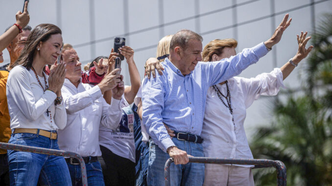 La líder opositora venezolana María Corina Machado (i) y el candidato a la presidencia de Venezuela Edmundo González Urrutia (d) participan en una manifestación de apoyo el pasado martes, en Caracas (Venezuela). EFE/ Henry Chirinos
