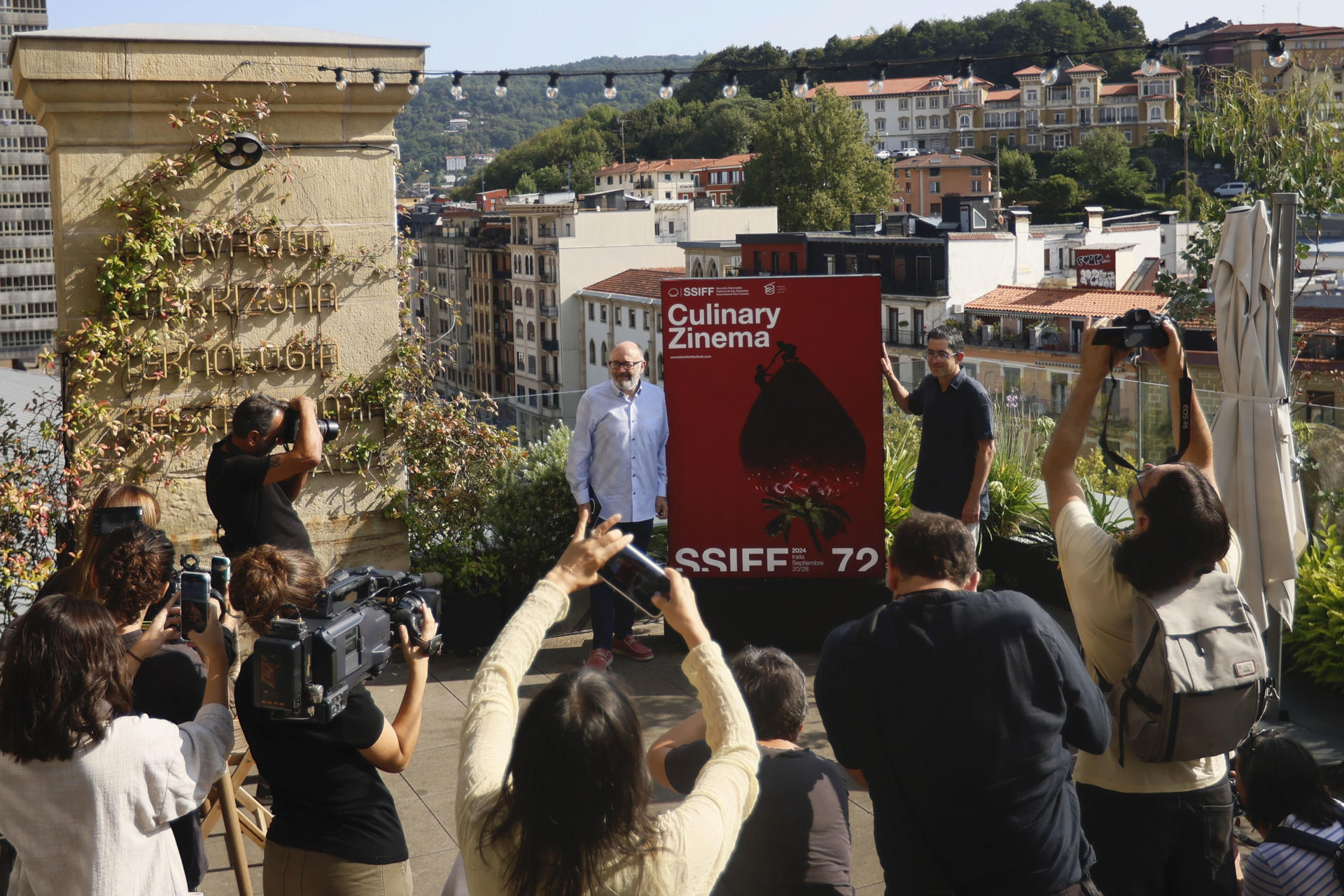 -El director del Basque Culinary Center Joxe Mari Aizega (d) junto al su homólogo del Festival de Cine San Sebastián, José Luis Rebordinos (i) presentan este miércoles en san Sebastián los contenidos que este año ofrecerá la sección Culinary Zinema, que aúna cine y gastronomía con proyecciones y cenas temáticas.EFE/Javi Colmenero
