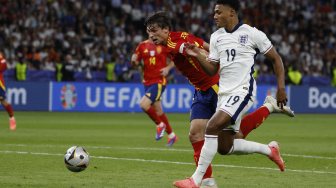 Robin Le Normand, nuevo fichaje del Atlético de Madrid, pugna por el balón con el delantero de la selección de inglesa, Ollie Watkins (d), durante la final de la pasada Eurocopa de Alemania. EFE /J.J.Guillen
