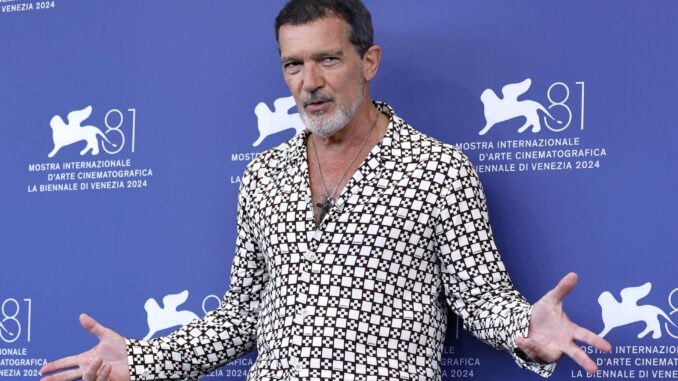 El actor español Antonio Banderas posa en un photocall para 'Babygirl' durante el Festival de Cine de Venecia, en Venecia, Italia, el 30 de agosto de 2024. La película se presenta en la competición oficial 'Venezia 81' del festival que se celebra del 28 de agosto al 7 de septiembre de 2024. (Cine, Italia, Niza, Venecia) EFE/EPA/FABIO FRUSTAC
