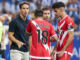 El entrenador del Rayo Vallecano Íñigo Pérez (i) da instrucciones a sus jugadores durante el partido de LaLiga entre el Espanyol y el Rayo Vallecano, este sábado en el estadio RCDE Stadium. EFE/ Toni Albir