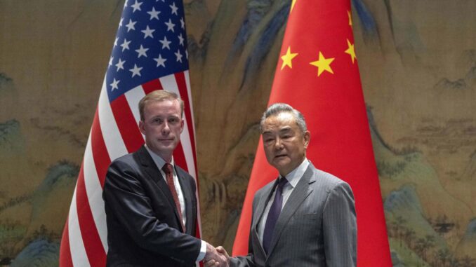 El jefe de la diplomacia china, Wang Yi (derecha) y el asesor de la Casa Blanca Jake Sullivan antes de su entrevista en Pekín. EFE/EPA/Ng Han Guan/POOL
