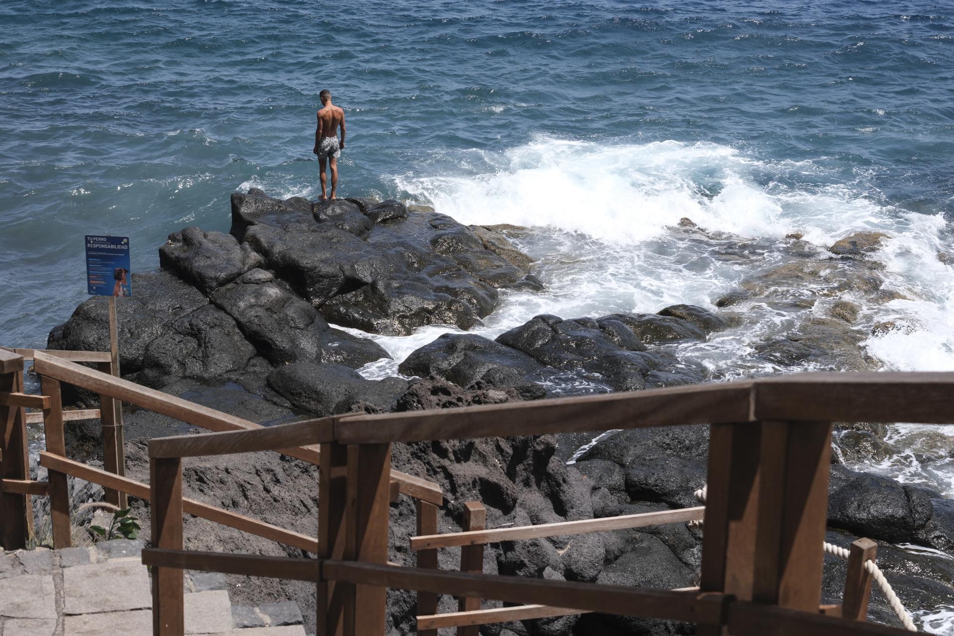 En la imagen un hombre a punto de bañarse en la costa de Tabaiba, en Tenerife. EFE/Alberto Valdés
