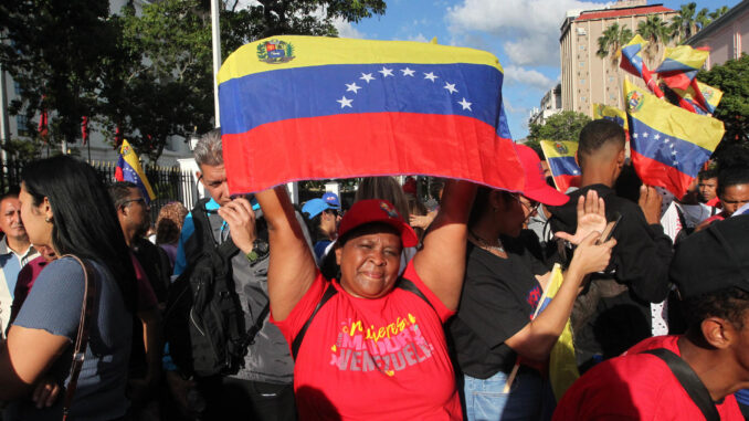 Fotografía de archivo en la que se ve a simpatizantes que participan de una marcha en apoyo al presidente de Venezuela, Nicolás Maduro, el miércoles en Caracas (Venezuela). EFE/ Manuel Díaz
