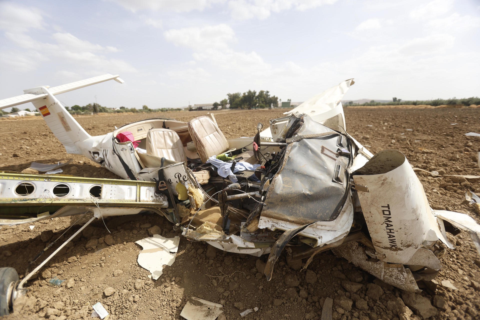 Un hombre de unos 60 años ha muerto este sábado al estrellarse contra el suelo, en una zona agrícola de la barriada cordobesa de Villarrubia, la avioneta que pilotaba, mientras que la mujer que le acompañaba ha resultado herida y ha sido trasladada al Hospital Reina Sofía en la capital. EFE/Salas
