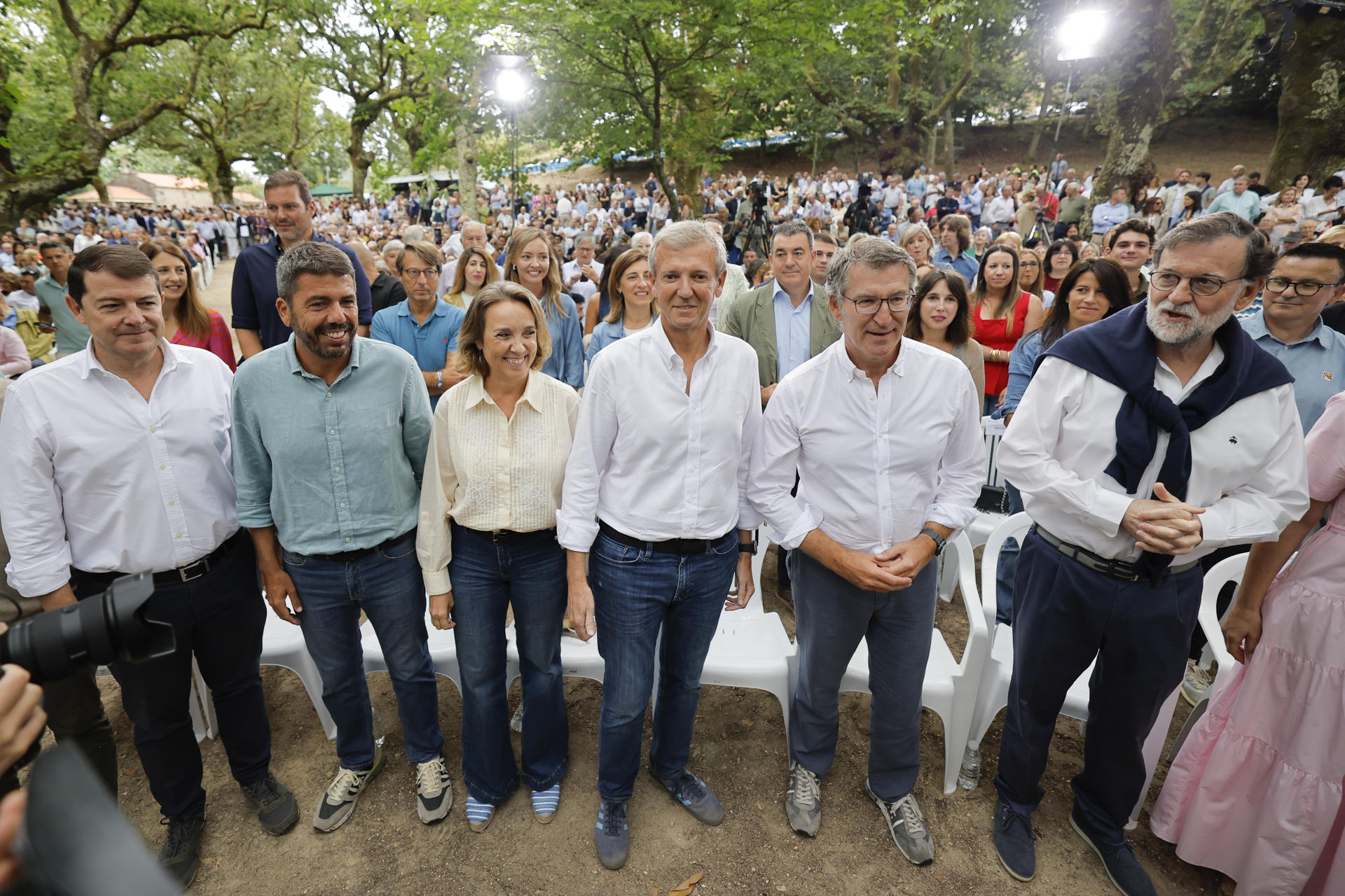 El líder del PP, Alberto Núñez Feijóo (2d), acompañado del del presidente de honor del partido, Mariano Rajoy (d); el titular de la Xunta, Alfonso Rueda(c), y la secretaria general de esta formación, Cuca Gamarra (3i), junto con el presidente castellanoleonés, Alfonso Fernández Mañueco (i) y el president de la Generalitat y líder del PPCV, Carlos Mazón (2i), durante un acto celebrado en Cerdedo-Cotobade este sábado con el que abre el curso político en Galicia. EFE/ Lavandeira Jr
