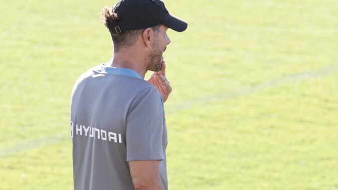 Diego Pablo Simeone, en un momento del entrenamiento. EFE/Fernando Alvarado
