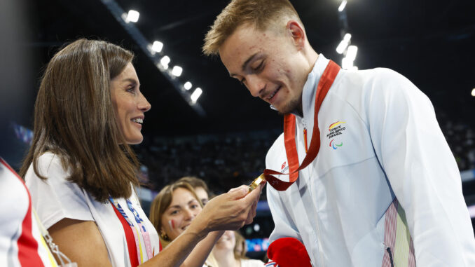 La reina Letizia (i) felicita al guipuzcoano Iñigo Llopis tras proclamarse este sábado en la piscina de La Defense Arena de París campeón de los 100 espalda, clase S8, en los Juegos Paralímpicos París 2024. EFE/ Javier Etxezarreta
