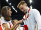 La reina Letizia (i) felicita al guipuzcoano Iñigo Llopis tras proclamarse este sábado en la piscina de La Defense Arena de París campeón de los 100 espalda, clase S8, en los Juegos Paralímpicos París 2024. EFE/ Javier Etxezarreta