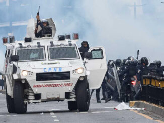 Integrantes de la Policía Nacional Bolivariana (PNB) enfrentan a manifestantes opositores este 29 de julio de 2024, durante una protesta contra los resultados dados por el Consejo Nacional Electoral (CNE) de las elecciones presidenciales, que dan como ganador al presidente Nicolás Maduro, en Caracas (Venezuela). EFE/ Ronald Peña R.