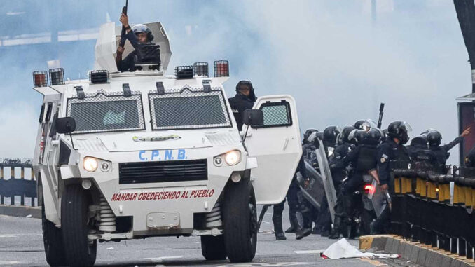 Integrantes de la Policía Nacional Bolivariana (PNB) enfrentan a manifestantes opositores este 29 de julio de 2024, durante una protesta contra los resultados dados por el Consejo Nacional Electoral (CNE) de las elecciones presidenciales, que dan como ganador al presidente Nicolás Maduro, en Caracas (Venezuela). EFE/ Ronald Peña R.
