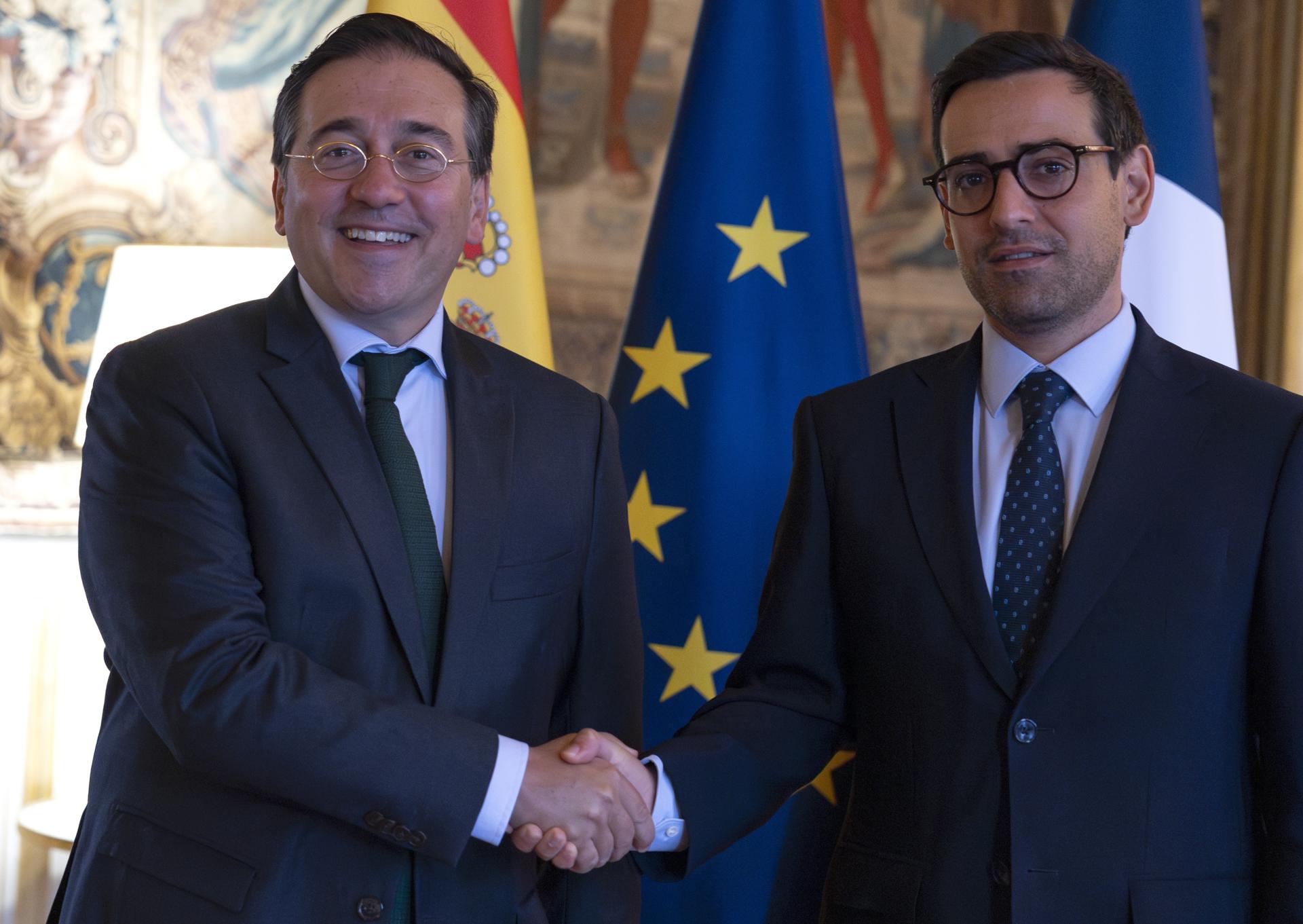 El ministro de Asuntos Exteriores de España, José Manuel Albares (izq.), y el ministro saliente de Asuntos Exteriores y Europeos de Francia, Stéphane Sejourne, se estrechan la mano a su llegada a una reunión en el Ministerio de Asuntos Exteriores en París, Francia, el 30 de agosto de 2024. Albares se encuentra de visita oficial en París. (Francia, España) EFE/EPA/ANDRE PAIN
