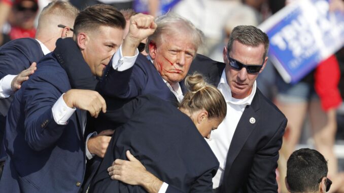 Fotografía de archivo del ex presidente estadounidense Donald Trump mientras es sacado del escenario por el Servicio Secreto tras un ataque en el que resultó herido durante un mitin de campaña en el Butler Farm Show Inc. en Butler, Pensilvania (Estados Unidos). EFE/EPA/Davis Maxwell
