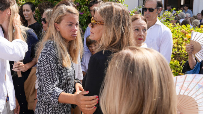 Cari Lapique (d) y Carla Goyanes (i), madre y hermana, respectivamente, de Caritina, fallecida este lunes a los 47 años de un infarto, a la salida de la capilla de Guadalmina de San Pedro de Alcántara, en la localidad malagueña de Marbella, donde este martes familiares y amigos han dado el último adiós a la empresaria, antes de su traslado a Madrid, donde este miércoles será enterrada. EFE/ Juan Carlos Domínguez
