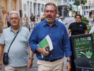 El secretario general del PSOE de Andalucía y portavoz del Grupo Parlamentario Socialista en el Senado, Juan Espadas (c), a su llegada hoy sábado en Sevilla a la reunión de la interparlamentaria socialista en la que participa también la vicesecretaria General del PSOE, vicepresidenta primera del Gobierno y ministra de Hacienda, María Jesús Montero. Espadas ha asegurado que la convocatoria del Congreso Federal del partido "es siempre una buena noticia", ya que supondrá "un nuevo impulso" para la formación. EFE/ Julio Muñoz