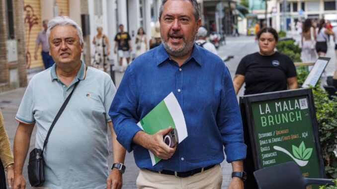 El secretario general del PSOE de Andalucía y portavoz del Grupo Parlamentario Socialista en el Senado, Juan Espadas (c), a su llegada hoy sábado en Sevilla a la reunión de la interparlamentaria socialista en la que participa también la vicesecretaria General del PSOE, vicepresidenta primera del Gobierno y ministra de Hacienda, María Jesús Montero. Espadas ha asegurado que la convocatoria del Congreso Federal del partido "es siempre una buena noticia", ya que supondrá "un nuevo impulso" para la formación. EFE/ Julio Muñoz
