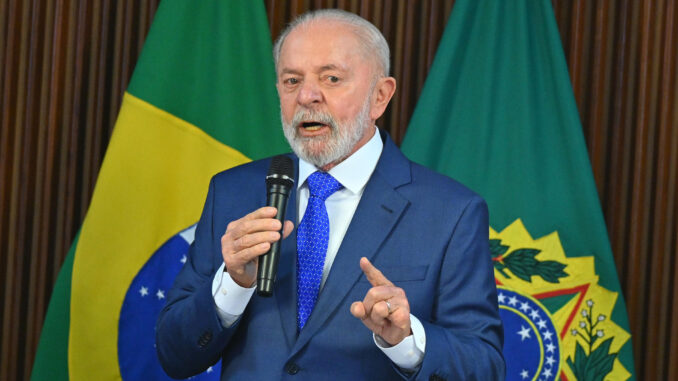 El presidente de Brasil, Luiz Inácio Lula da Silva (2-i), habla durante una reunión ministerial este jueves en el Palácio del Planalto, en Brasilia (Brasil). EFE/ André Borges
